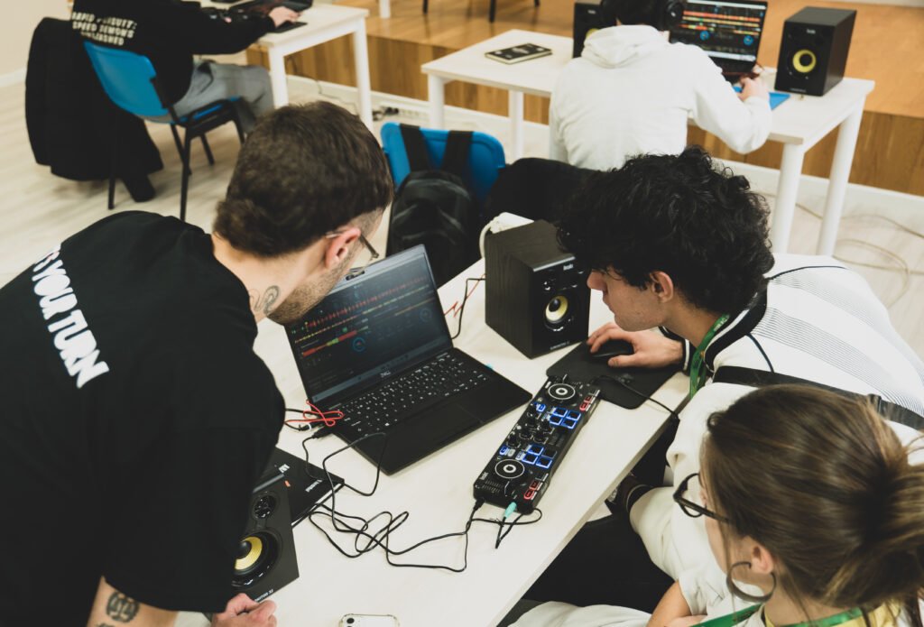 Asistente interactuando con un profesor y controladora pad Akai en AragÓN Music.