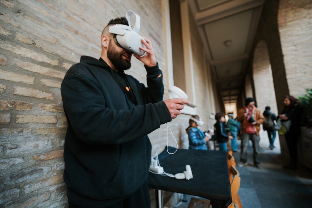Participante ajustando un visor de realidad virtual en la Feria Tecnológica.