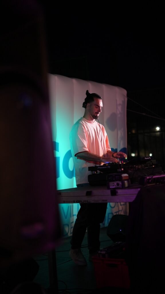 DJ actuando durante la muestra final de un evento juvenil musical