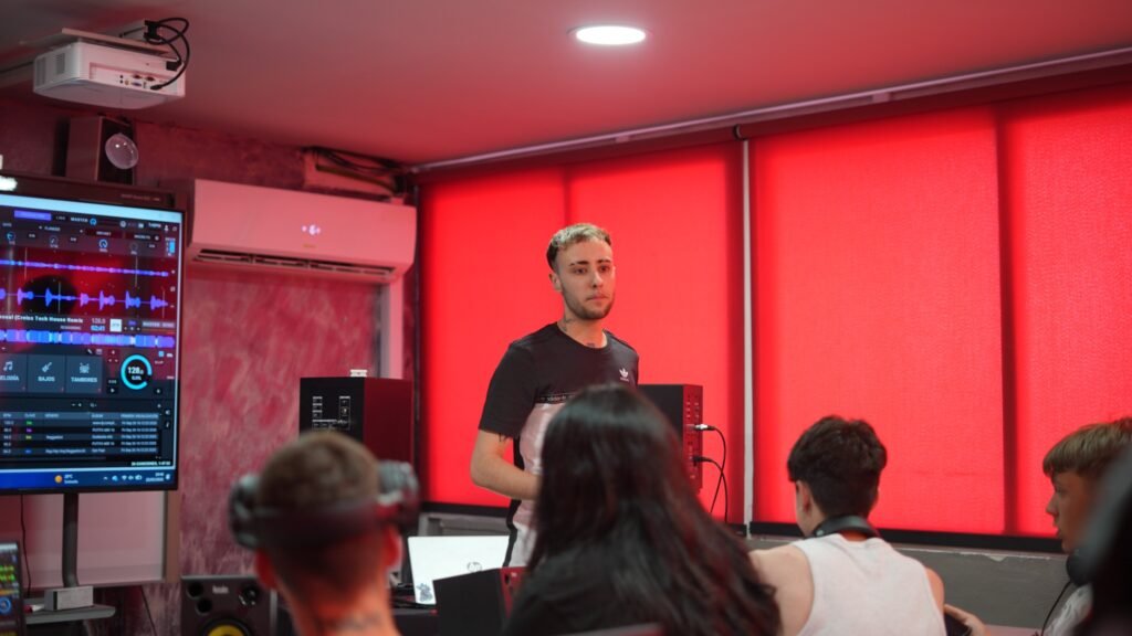Formación práctica de DJing para jóvenes con equipamiento profesional