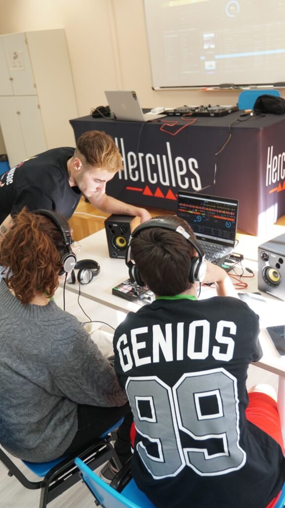 Participantes aprendiendo de forma práctica en un taller musical con acompañamiento profesional